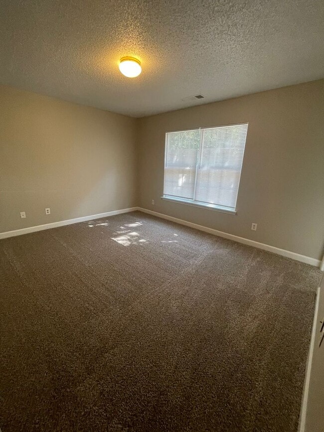Building Photo - Must see this beautiful 3 bedroom 2.5 bath...