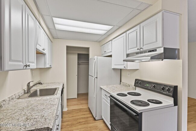 Building Photo - 63 Stonehurst Blvd
