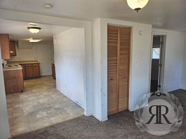 Building Photo - 2 Bedroom 1 Bathroom Home