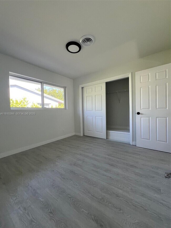 Building Photo - 1831 NE 56th St