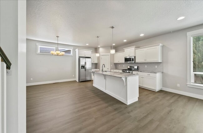 Building Photo - Eagle Townhome with Upscale Finishes!