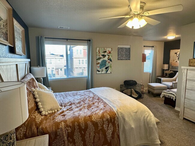 Building Photo - FANTASTIC 3BD/2.5BA w/ A/C in Patriot Park