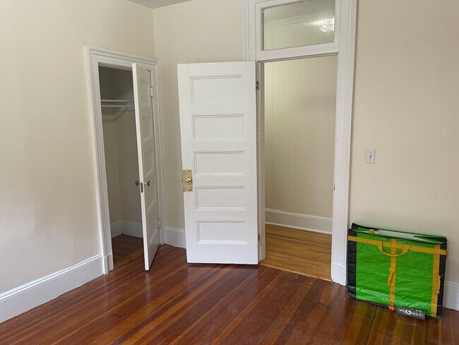 Building Photo - Available now or Dec, Jan MASSIVE TOP FLOOR 1 bed in Pacakrds Corner   EASY EASY CHOICE!