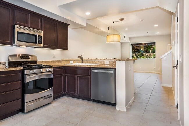 Building Photo - Spacious 3/2.5 Condo w/ Detached 1 Car Garage
