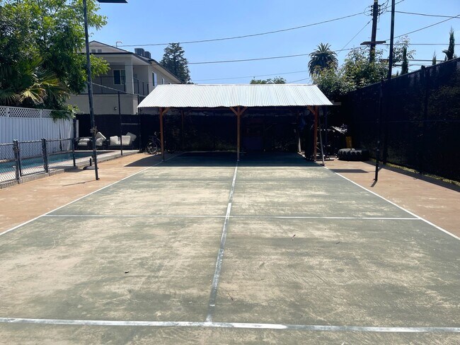 Building Photo - Luxurious Lake Balboa Home with Athletic A...