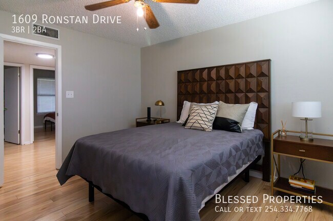 Building Photo - 1609 Ronstan Dr