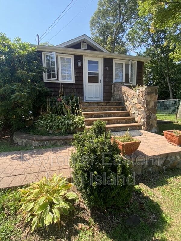 Building Photo - 24 Laurelton Ave