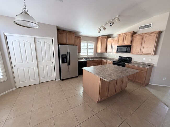 Building Photo - 412 E Jasper Dr