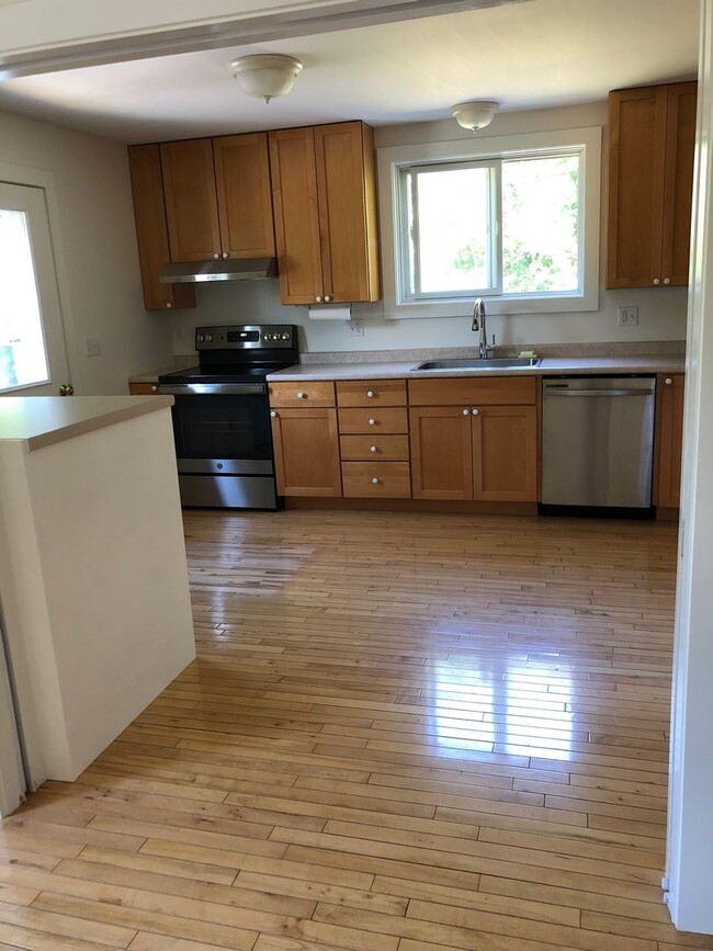 Building Photo - Beautifully Redone 4 Bed 2 Bath Apartment