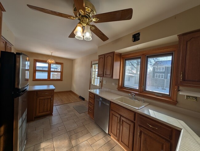 Building Photo - 503 Lake Ave