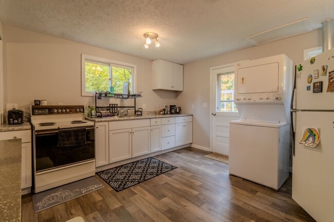 Building Photo - Lakeside Retreat on Duck Lake Peninsula