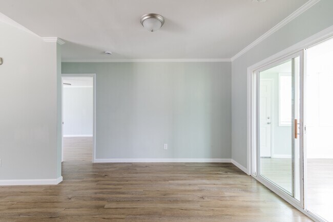 Building Photo - 578 Tryon Pl