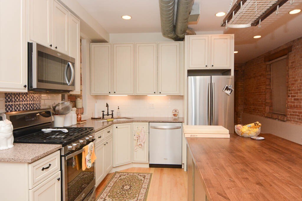 Building Photo - 1726 W Erie St