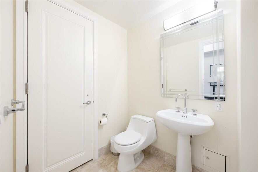 Building Photo - 1435 Brickell Ave