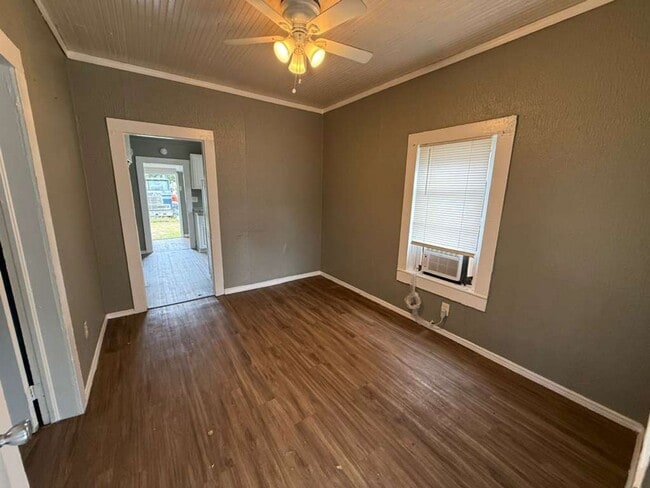 Building Photo - Freshly renovated 2/1 home! Apply for FREE This Holiday Season!