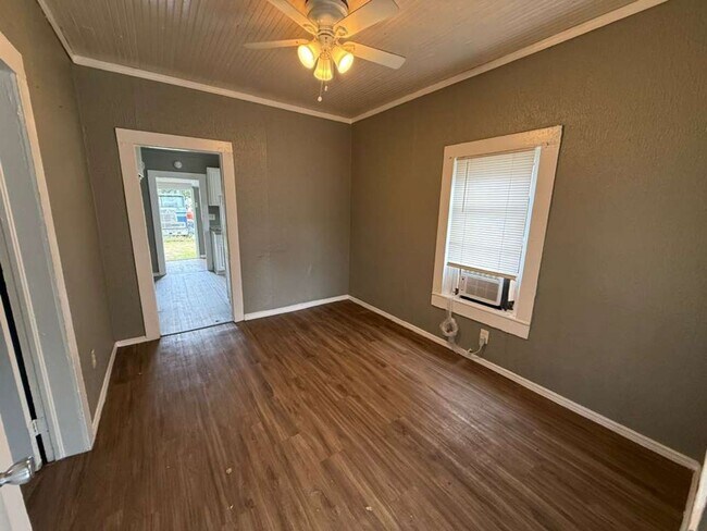 Building Photo - Remodeled 2/1 in Lakeland- Move-In Ready!