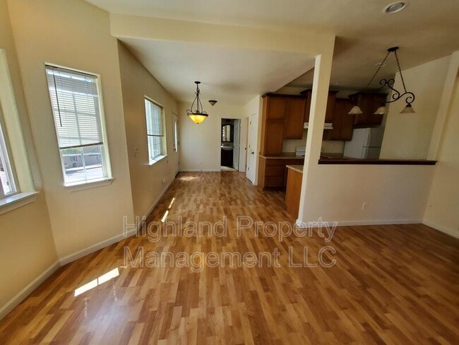 Building Photo - 1247 NE Williams St