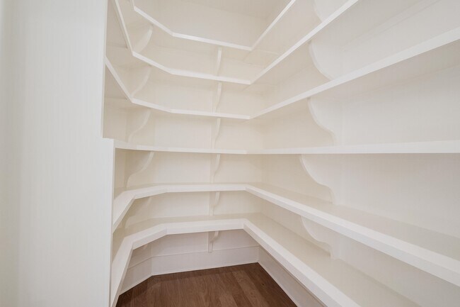 Building Photo - 1117 E Irvin Dr