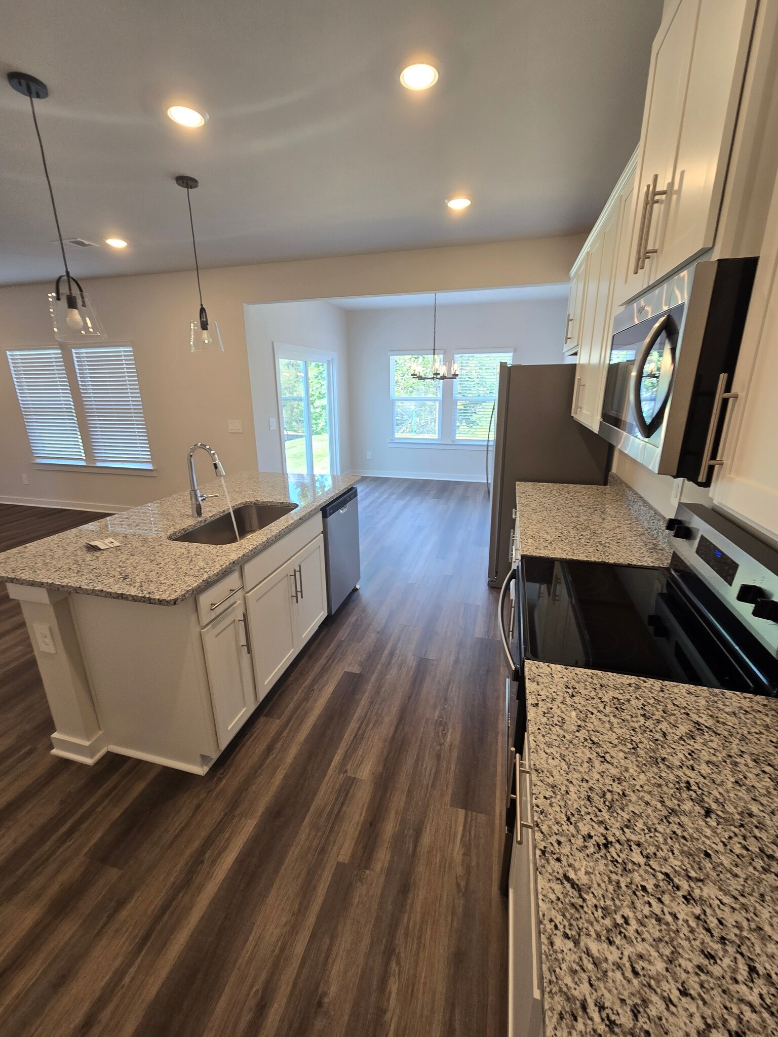 Large kitchen island - 3901 Northbrook Dr