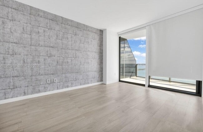 Building Photo - 460 NE 28th St