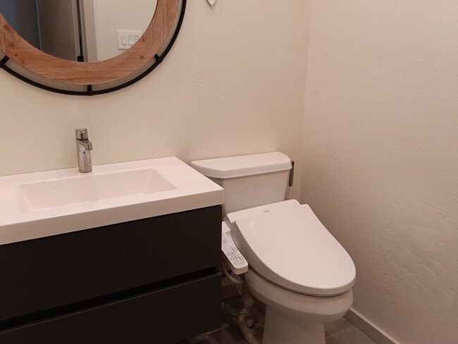 Building Photo - 4 Bedroom, 3 Bathroom Home! Schedule a Sho...