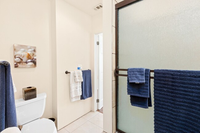 Building Photo - Warm & Inviting West Hills Home with Brigh...