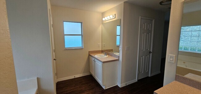 Building Photo - 1530 SW 19th Ave