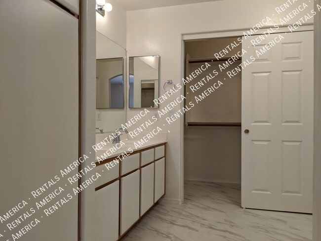 Building Photo - 895 E Lakeview Dr