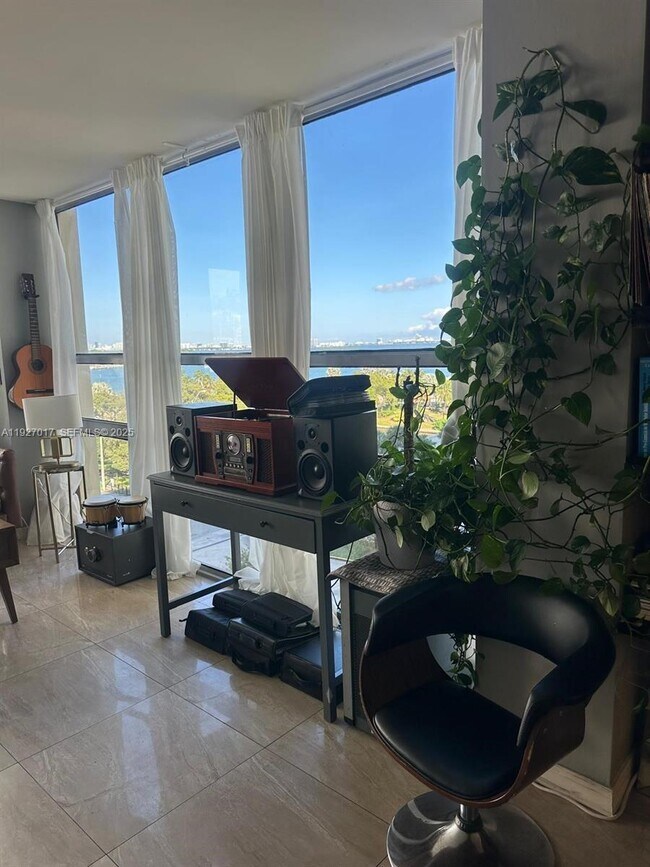 Building Photo - 600 NE 36th St