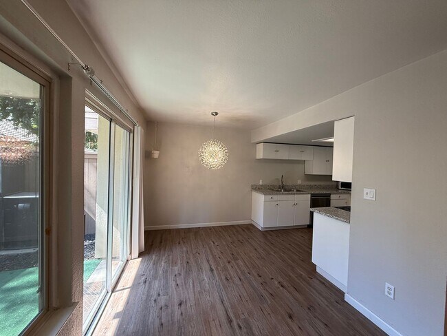Building Photo - Updated 2-bedroom condo in gated community!