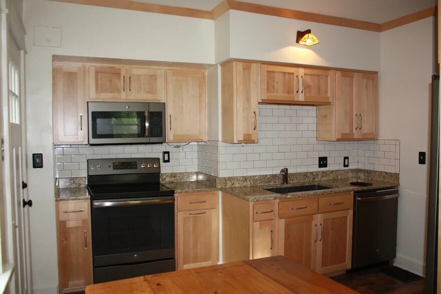 Building Photo - 1004 E 2nd St