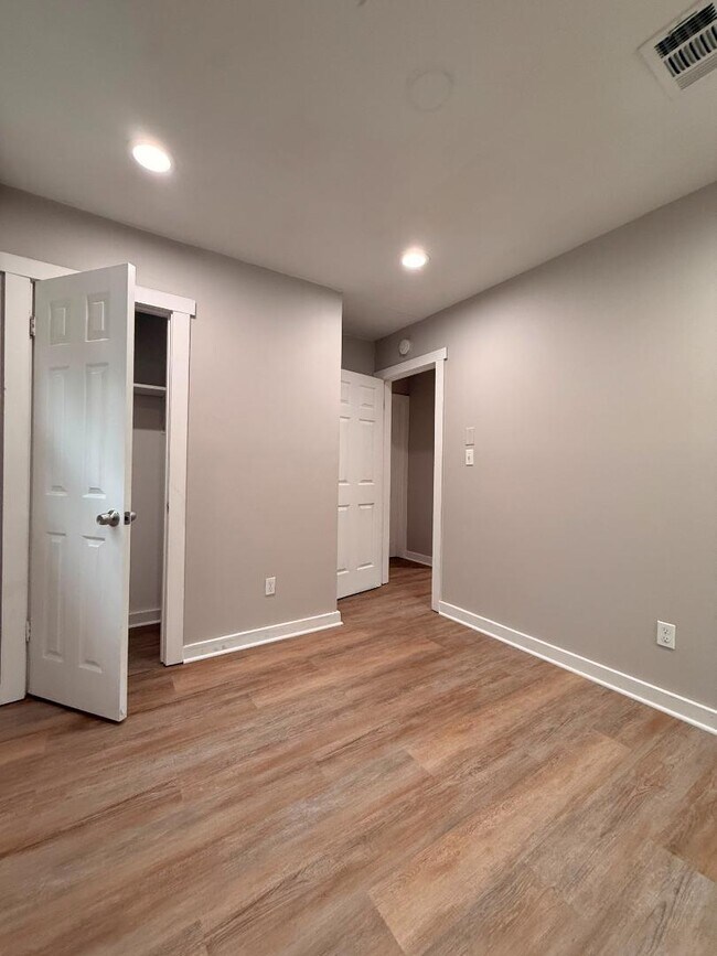 Building Photo - 657 Robert E Lee Pkwy