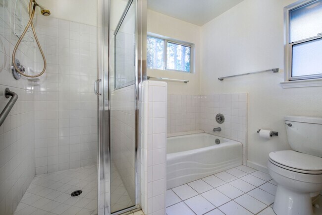 Building Photo - Spacious 3 Bedroom 2 Bathroom Home in Conv...