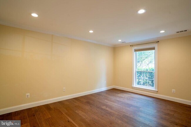Building Photo - 10039 Oakton Terrace Rd