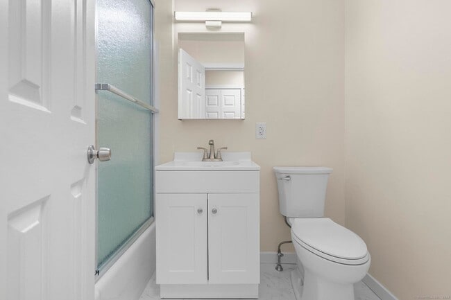 Building Photo - Newly Renovated 1 Bedroom Apartment