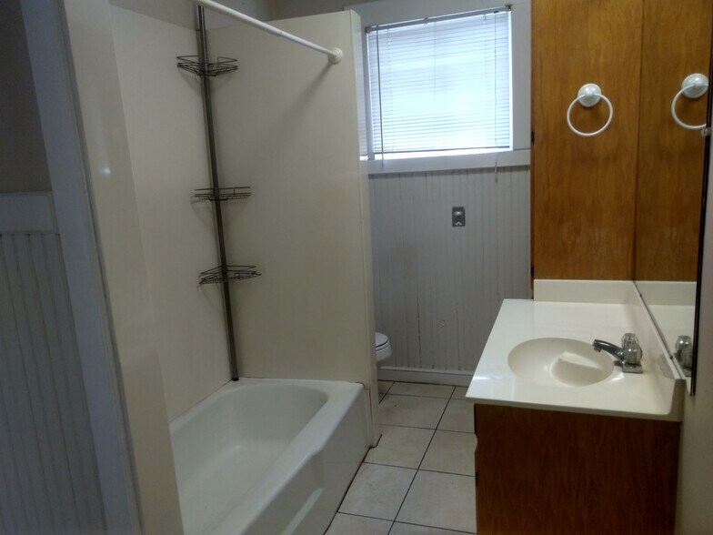 Building Photo - 540 Camelia Ave
