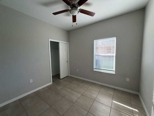 Building Photo - 523 NE 24th Ave