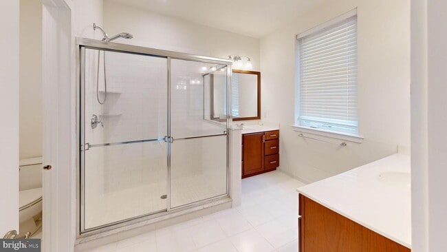 Building Photo - 909 Lakeview Ct