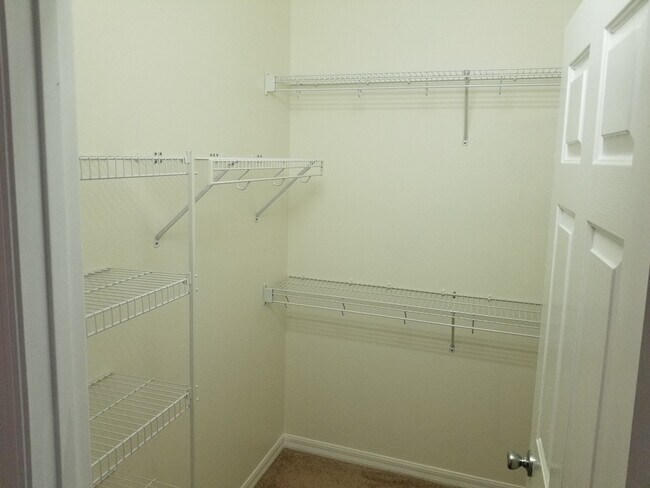 Building Photo - 2.2 w bonus room