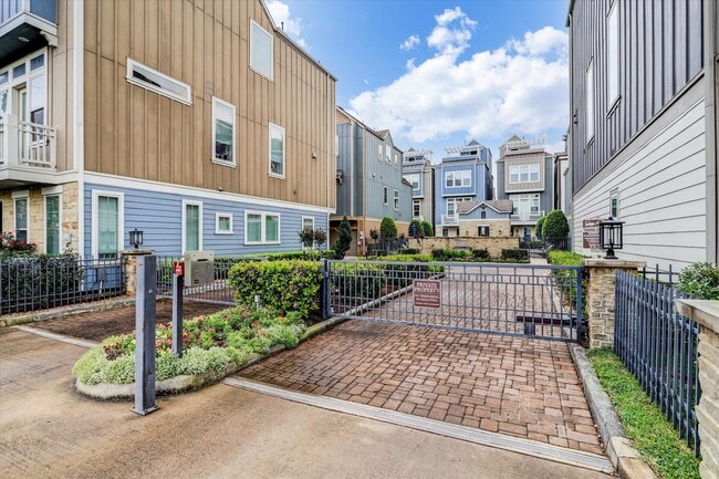 Building Photo - 704 N Shepherd Dr