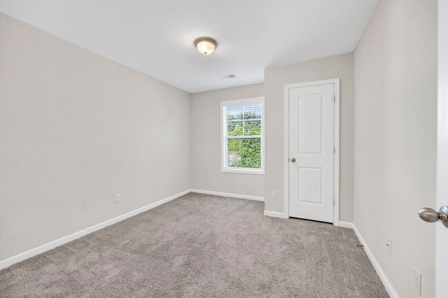 Building Photo - DISCOVER COMFORT & STYLE IN LEXINGTON'S DAWSON'S PARK