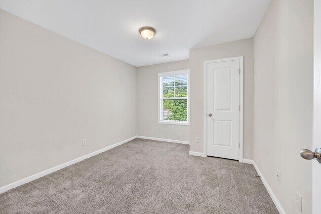 Building Photo - EXCELLENT LOCATION IN LEXINGTON'S DAWSON'S PARK