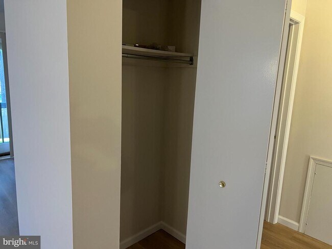 Building Photo - 83 W Laurel Ave