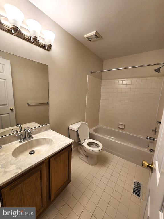 Building Photo - 12 Pondview Ct