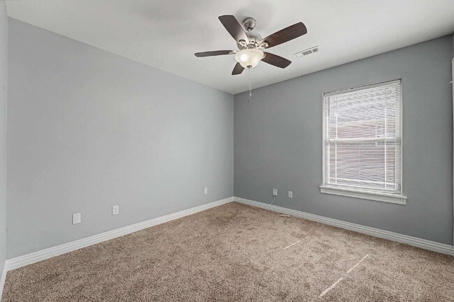 Building Photo - $200 MOVE IN SPECIAL |4-Bed Oasis with Granite Touches & Cozy Fireplace at 1501 South Brecke