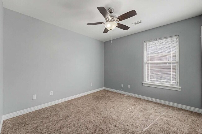 Building Photo - "Discover Your Dream Home: Spacious 4-Bedroom Retreat in Rogers, AR!"