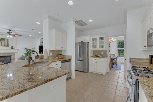 Building Photo - 701 Oaklands Dr