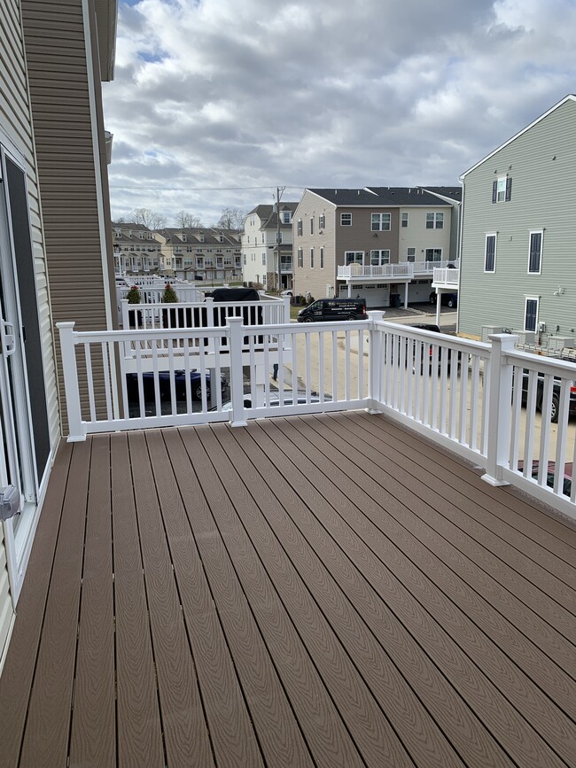 2nd floor elevated patio - 517 E Union St