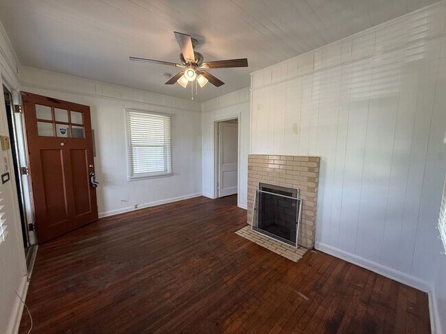 Building Photo - Pensacola - 3 bedroom, 1 bathroom - Old Style Shotgun Home with Original Charm