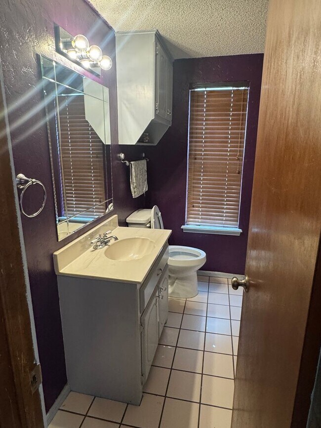 Building Photo - 3 bedroom, 2 bathroom, 2 car garage in Sou...